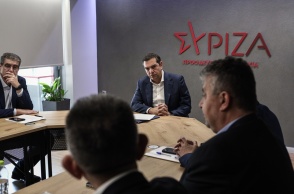 Ο πρόεδρος του ΣΥΡΙΖΑ, Αλέξης Τσίπρας, με εκπροσώπους σωματείων εργαζομένων στον σιδηρόδρομο