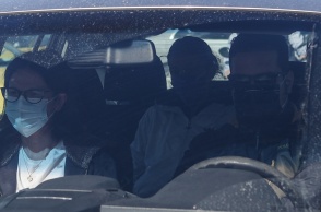 Η μητέρα της 12χρονης μέσα σε αυτοκίνητο της αστυνομίας οδηγούμενη στην ανακρίτρια