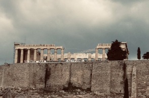 Πανό στην Ακρόπολη με το μήνυμα «Οι ζωές μας μετράνε» ανήρτησαν καλλιτέχνες τη Δευτέρα 13/3, σε ένδειξη διαμαρτυρίας για το σιδηροδρομικό δυστύχημα στα Τέμπη. 