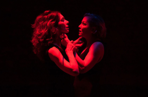 «Ρέκβιεμ» στο Θέατρο Άττις με τις Σοφία Χιλλ και Αγλαΐα Παππά © Κατερίνα Τζιγκοτζίδου