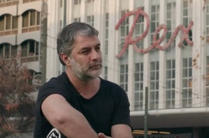 Βασίλης Μπισμπίκης: Μίλησε για τις διαμαρτυρίες των καλλιτεχνών κατά του Προεδρικού Διατάγματος - Πώς σχολιάζει τις καταλήψεις και τις διαδηλώσεις στα θέατρα.