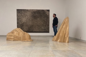 Ο Κώστας Χριστόπουλος στήνοντας την έκθεση "Flashbang" (Κρότου-λάμψης) στην γκαλερί Ζουμπουλάκη