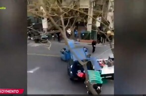 Γερανός της ΕΛ.ΑΣ. χτυπά κάδους στο κέντρο της Αθήνας και τραυματίζει διαδηλωτή