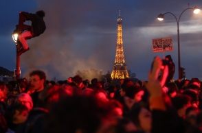 Γαλλία: Τριακόσιες δέκα συλλήψεις, διακόπηκε η κυκλοφορία στον περιφερειακό του Παρισιού κατά τις διαδηλώσεις εναντίον της μεταρρύθμισης του συνταξιοδοτικού.