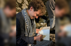 Ο Joshua Barley μιλάει στην Athens Voice για το βιβλίο «Greek Folk Songs» και την απόδοση ελληνικών δημοτικών τραγουδιών στα αγγλικά.