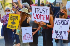 Ο ρεπουμπλικάνος κυβερνήτης του Ουαϊόμινγκ υπέγραψε νομοσχέδιο για την απαγόρευση των χαπιών άμβλωσης - Εντείνονται οι νομικές διαμάχες στις ΗΠΑ.