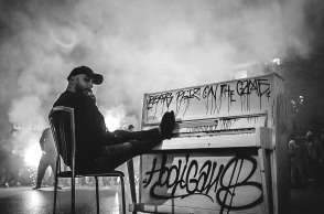 Ο μουσικός παραγωγός και σκηνοθέτης Φώτης Γεωργιάδης aka Beats Pliz, μιλάει για τη δημιουργία του πρώτου συμφωνικού ραπ άλμπουμ και του ντοκιμαντέρ «Arte Povera».