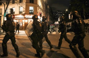 Γαλλία: Συγκρούσεις αστυνομικών με διαδηλωτές - Για τρίτο συνεχόμενο βράδυ συνεχίζονται οι κινητοποιήσεις κατά της συνταξιοδοτικής μεταρρύθμισης.