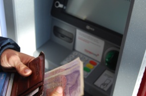 Αύξηση κατώτατου μισθού: Διευκρινίσεις από το υπουργείο Εργασίας και Κοινωνικών Υποθέσεων, μέσα από 12 ερωτήσεις και απαντήσεις.