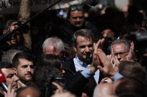 Στην πλατεία Κασταλίας στο Μαρούσι ο πρωθυπουργός - Πρώτη δημόσια εμφάνιση μετά την τραγωδία