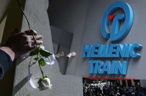 Σιδηροδρομικό δυστύχημα στα Τέμπη - Λουλούδι για τα θύματα - Τα γραφεία της Hellenic Train