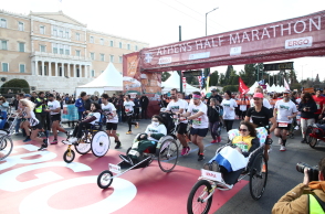 Συμμετέχοντες στον Ημιμαραθώνιο Αθήνας 2023 σε αμαξίδια