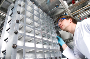 Δοκιμή νέας μπαταρίας οξειδοαναγωγής για φωτοβολταϊκές κυψέλες © Fraunhofer Institute