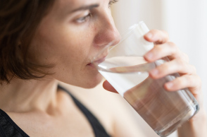 Μια γυναίκα πίνει νερό. 