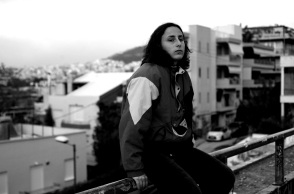 Συνέντευξη: Η φωτογράφος Σίλβια Τσομπανάκη μιλάει για τις εικόνες της έκθεσης «Ραπ Ντίβες» στην Εφημερίδα ATH