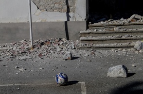 Συντρίμμια από σεισμό σε προαύλιο σχολείου