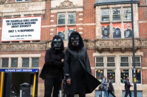 Οι Guerilla Girls σε παρέμβασή τους στο Λονδίνο