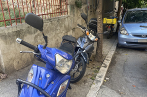 Παρκαρισμένα αυτοκίνητα σε πεζοδρόμια και ράμπες: Η συγγραφέας Λένα Διβάνη κυκλοφορεί στην πόλη, φωτογραφίζει ό,τι της κάνει κλικ και γράφει μερικές σκέψεις