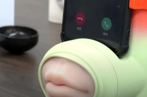 Κινεζική start-up εφηύρε συσκευή που μιμείται την εμπειρία του φιλιού - Πώς λειτουργεί το γκάτζετ MUA - Οι διαδικτυακές κριτικές.