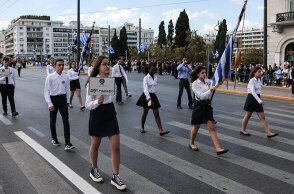Παρέλαση μαθητών, σπουδαστών, προσκόπων και οδηγών μπροστά από το Μνημείο του Άγνωστου Στρατιώτη στην Αθήνα για την εθνική επέτειο της 28ης Οκτωβρίου, Παρασκευή 28 Οκτωβρίου 2022. 