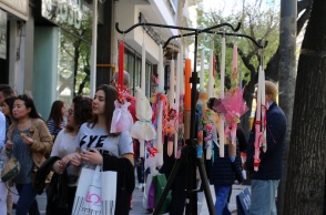 Δώρο Πάσχα 2023: Πολίτες στην αγορά και λαμπάδες για την Ανάσταση σε σταντ στον δρόμο