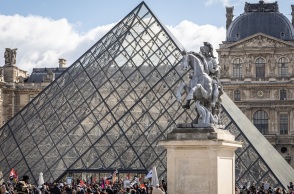 Γαλλία: Διαδηλωτές απέκλεισαν το μουσείο του Λούβρου στο Παρίσι - Συνεχίζονται στη γαλλική πρωτεύουσα οι κινητοποιήσεις κατά της συνταξιοδοτικής μεταρρύθμισης.