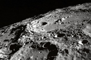 Τα γυάλινα σφαιρίδια που εντοπίστηκαν στην επιφάνεια της Σελήνης αποτελούν πιθανές δεξαμενές νερού, σύμφωνα με νέα επιστημονική έρευνα.