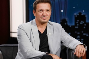 Ξανά στα πόδια του ο Jeremy Renner μετά το ατύχημα με το εκχιονιστικό