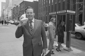 Συνέβη σαν σήμερα, 3 Απριλίου: Το 1973 πραγματοποιείται η πρώτη κλήση από κινητό τηλέφωνο. Η συσκευή έχει ύψος 25 εκατοστά και ζυγίζει 840 γραμμάρια.