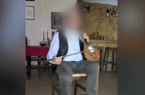 Ο 66χρονος λυράρης με το μουσικό του όργανο - Κρυμμένα τα χαρακτηριστικά του κατηγορούμενου για υπόθεση μαστροπείας στην Κρήτη