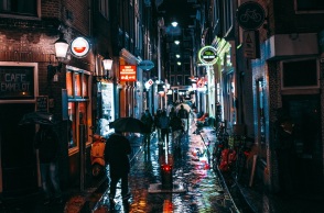 Το Άμστερνταμ ζητά μέσω διαφημιστικής καμπάνιας από τους Βρετανούς τουρίστες να «μείνουν μακριά» - Επιχειρεί να αποτρέψει τις φασαρίες η Ολλανδική πρωτεύουσα.