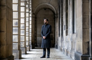 Χούμζα Γιουσάφ: Η πολιτική και προσωπική διαδρομή του μουσουλμάνου ηγέτης του Εθνικού Κόμματος Σκοτίας