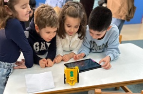 Σετ ρομποτικής και παιδιά που τα περιεργάζονται σε Νηπιαγωγείο της Αττικής