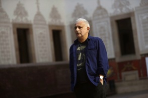 O Hanif Kureishi, η δήλωση ότι έπαιρνε κοκαΐνη μαζί με τα παιδιά του, η κατάρρευση του πατρικού πρότυπου.