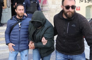 Προσωρινά κρατούμενος ο 66χρονος λυράρης που κατηγορείται για βιασμό και μαστροπεία ανηλίκου στο Ηράκλειο - Συνοδεύτηκε υπό δρακόντεια μέτρα ασφαλείας.