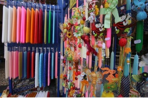 Λαμπάδες σε σταντ έξω από κατάστημα 