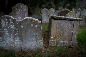 Τάφος σε νεκροταφείο