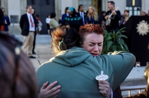 Διαδηλωτές ζητούν δράση κατά των όπλων από τους βουλευτές του Τενεσί μετά το μακελειό σε σχολείο με 6 νεκρούς, οι τρεις εκ των οποίων ήταν 9χρονα παιδιά.