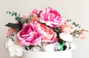 Λίγα λουλούδια σε γλαστράκι για τους εορτάζοντες σήμερα