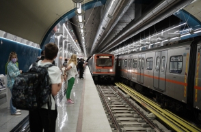 Πολίτες στην αποβάθρα σταθμού του Μετρό στον Πειραιά αναμένουν την επιβίβασή τους στον συρμό