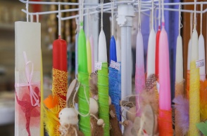 Λαμπάδες σε σταντ έξω από κατάστημα 