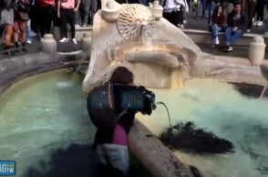 Aκτιβιστές της οργάνωσης «Τελευταία γενιά» έριξαν μαύρο υγρό στο ιστορικό σιντριβάνι της Πιάτσα ντι Σπάνια στη Ρώμη