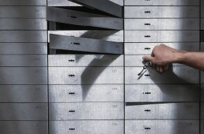 Θυρίδα τράπεζας και ένα χέρι που την ξεκλειδώνει