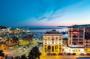 Epicure suites: Τι περιλαμβάνουν οι δώδεκα σουίτες πολυτελείας στην Καβάλα, στο νεοκλασικό κτίριο του 20ού αιώνα.