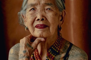 Η tattoo artist Apo Whang-Od διανύει το 106ο έτος της ηλικίας της και φιγουράρει στο εξώφυλλο Απριλίου της φιλιππινέζικης Vogue.