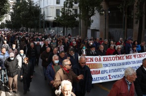 Σε εξέλιξη πορεία συνταξιούχων στο κέντρο της Αθήνας - Πραγματοποιούν συγκέντρωση διαμαρτυρίας στο υπουργείο Εργασίας - Οι διεκδικήσεις τους.