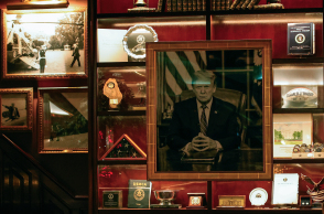 Πορτρέτο του Ντόναλντ Τραμπ σε τοίχο με άλλα εκθέματα