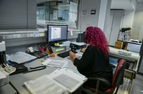 Δημόσιος υπάλληλος εργάζεται στο γραφείο της