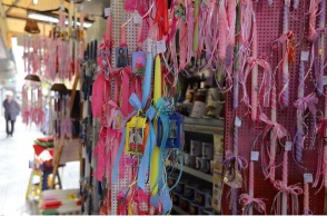 Λαμπάδες και φαναράκια για το Πάσχα σε σταντ έξω από κατάστημα