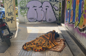 Άστεργοι που κοιμούνται στον δρόμο: Η συγγραφέας Λένα Διβάνη κυκλοφορεί στην πόλη, φωτογραφίζει ό,τι της κάνει κλικ και γράφει μερικές σκέψεις